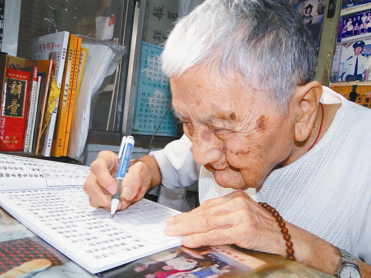 90歲長者日抄佛經 毅力驚人