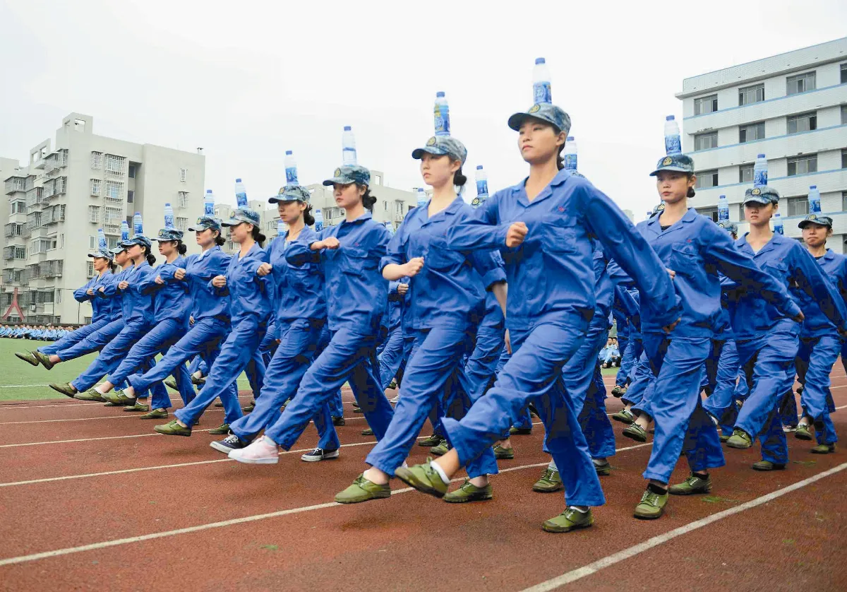 練平衡 頂水瓶踢正步