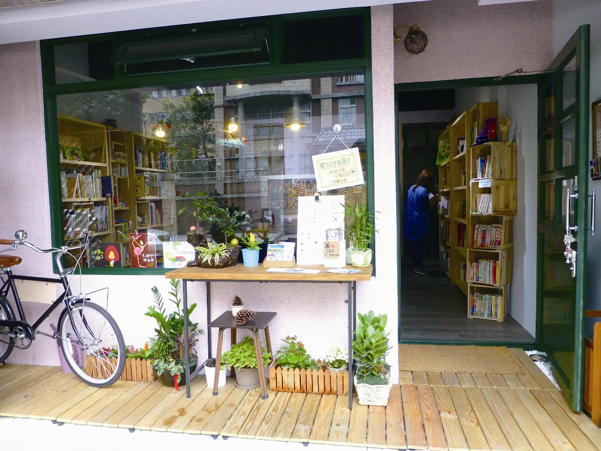 走進獨立書店 開心閱讀的毛怪和朋友們