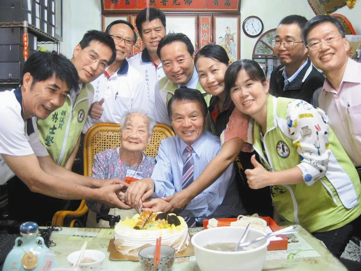 人瑞：多做多動 健保卡用得少