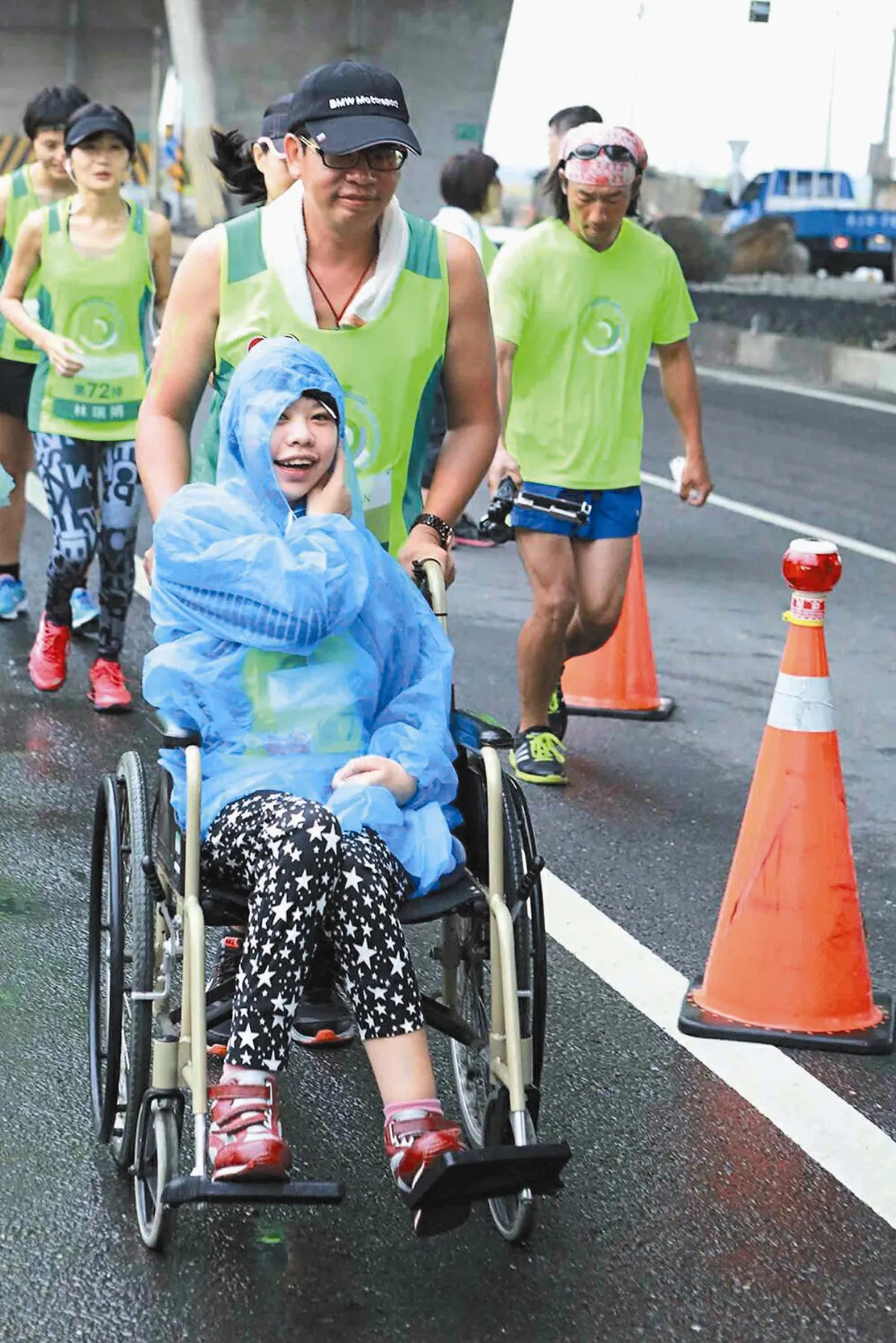 不斷電馬拉松 鋼鐵爸推輪椅 伴女兒前行