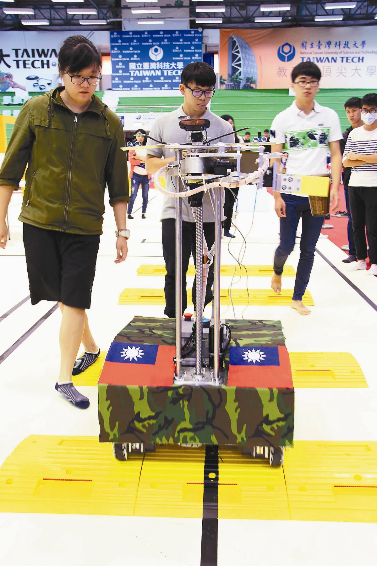 開冰箱、倒水、送水 水男孩機器人 挑戰高難度