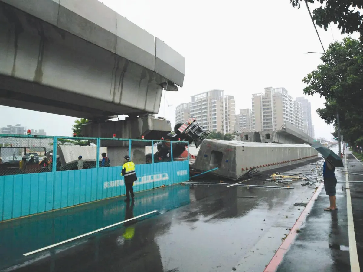 淡海輕軌大梁掉落 1傷