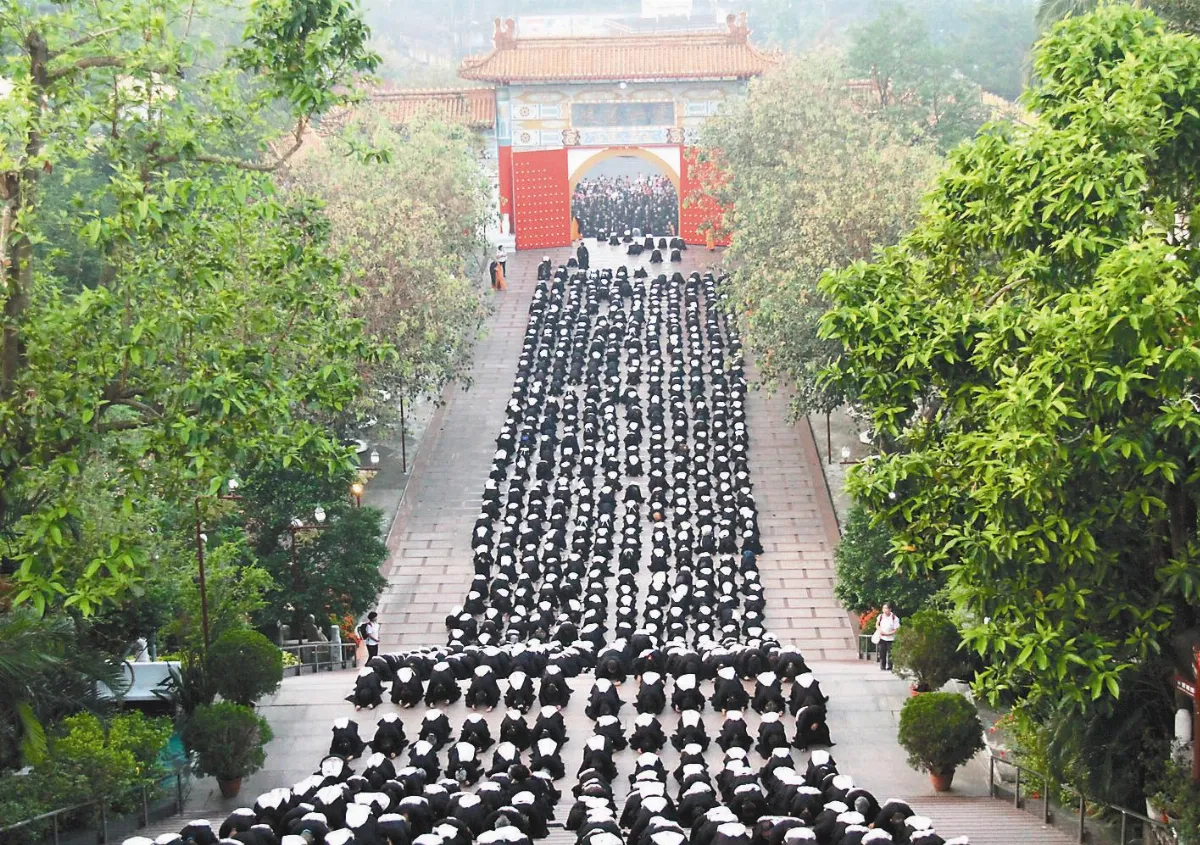 觀音出家紀念 2千人朝山禮佛