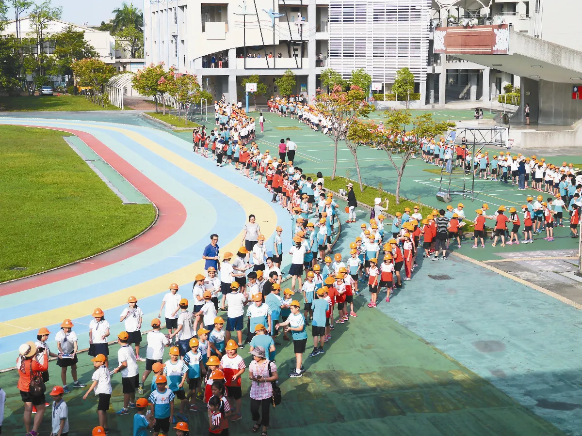 崇文學童千手接龍 搬完1.7萬本藏書