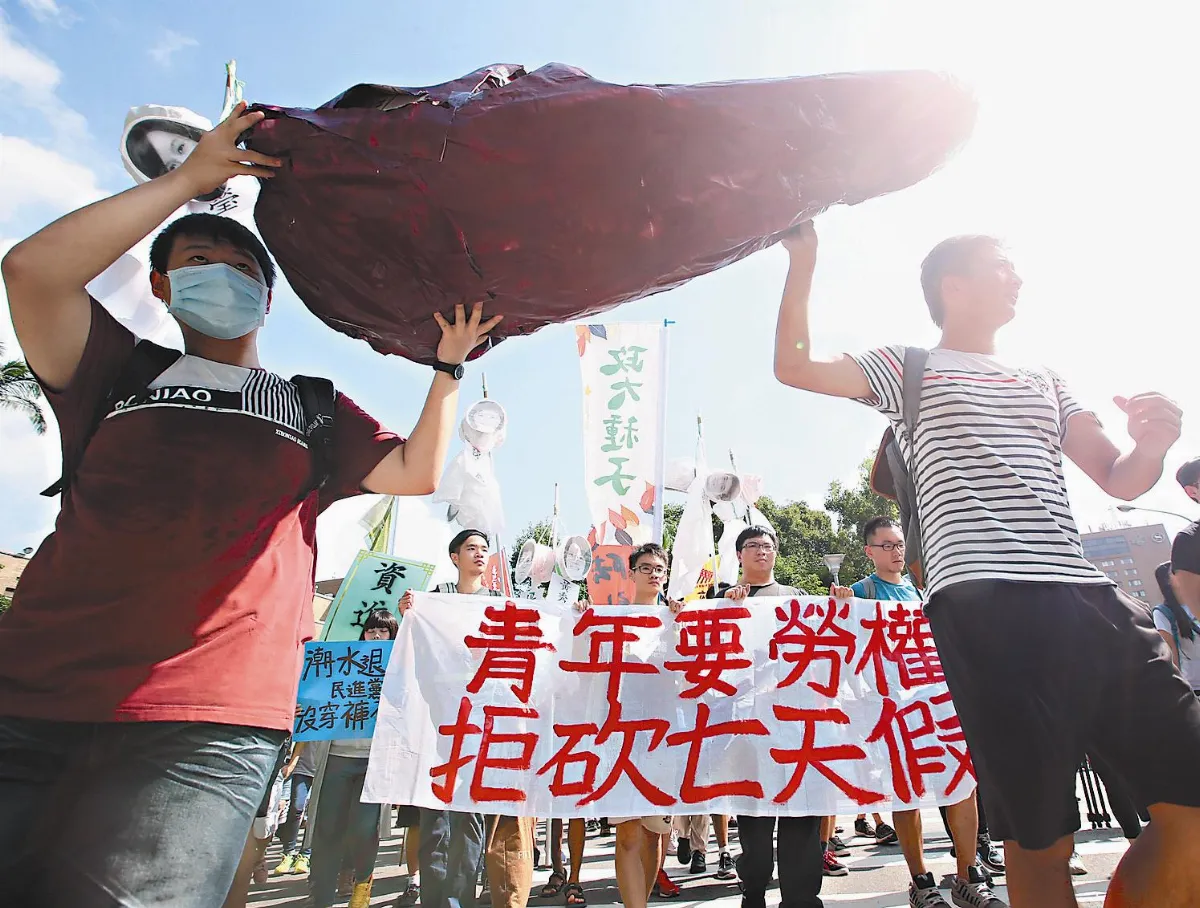 不再信任 抗議砍假 青年到民進黨部爆肝