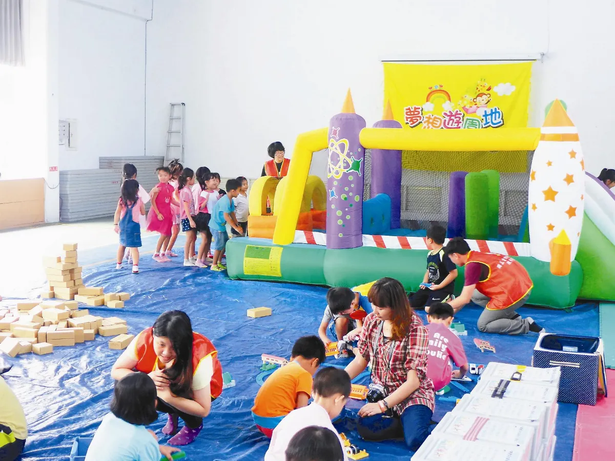 玩具搬進校園 孩子玩翻了