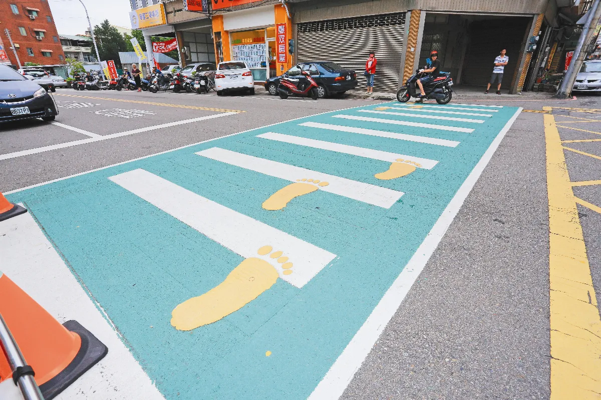 綠斑馬黃腳丫 爬上台中街頭