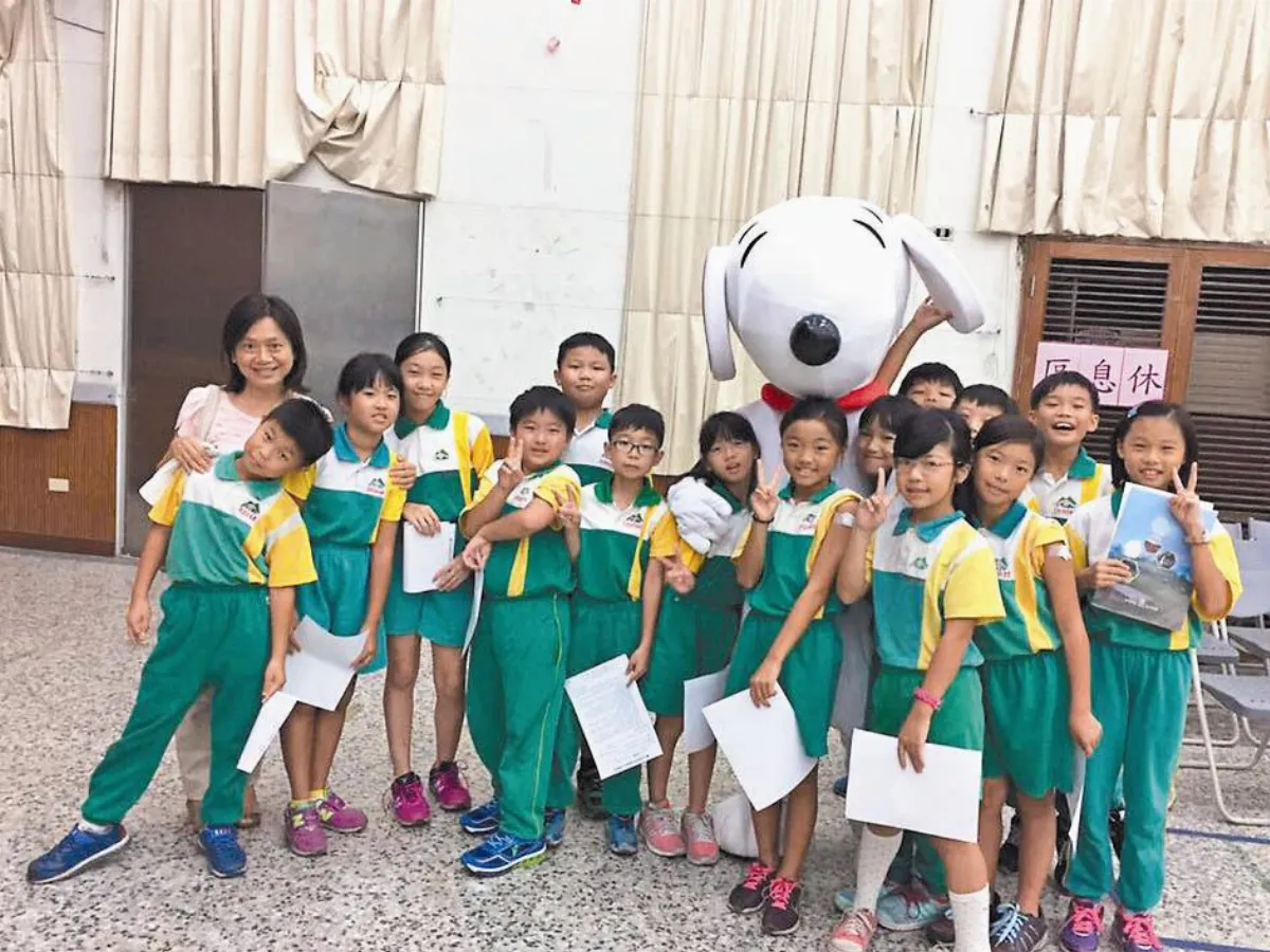 有愛的抱抱 孩子不怕打疫苗