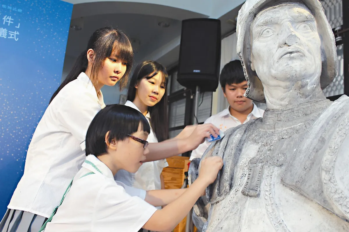 百年將軍像進校園 高中生學修復