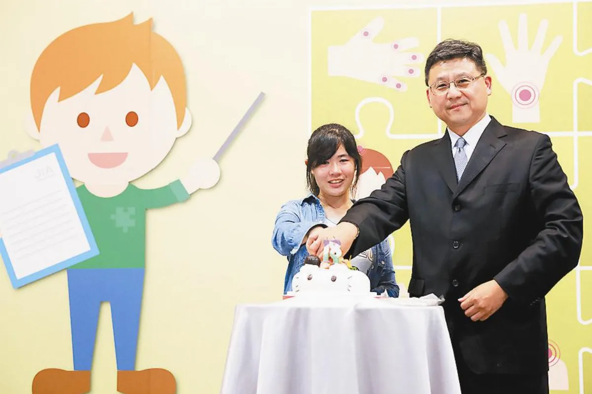 不識關節炎 成機器人女孩