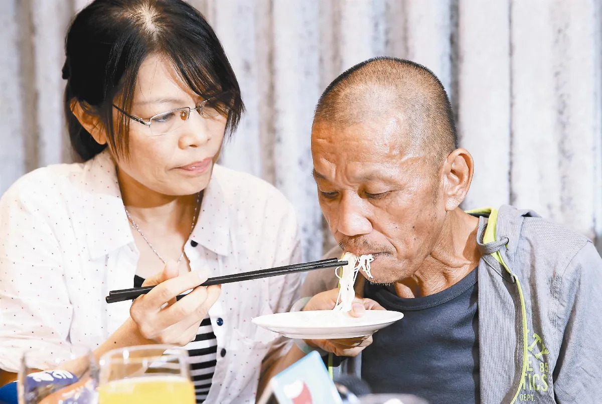 跪泣沒有把船長骨灰帶回來 海盜挾5年 沈瑞章返台