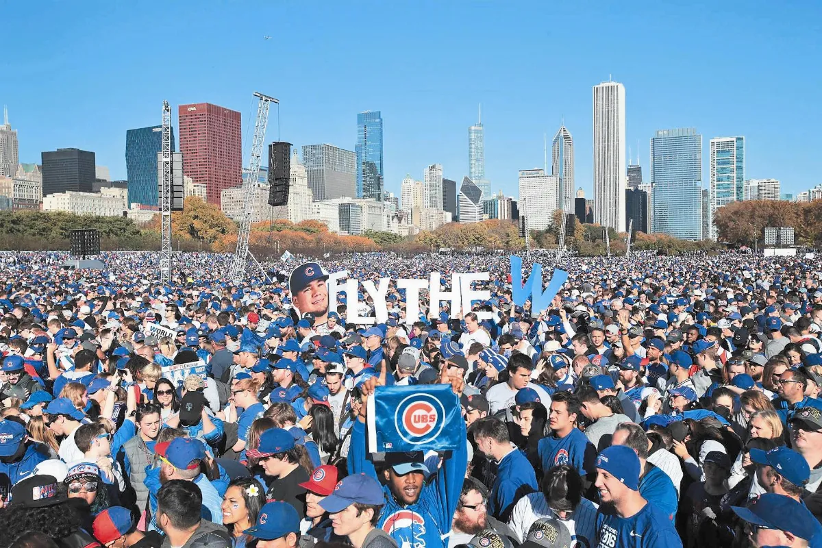 封王遊行 500萬熊迷染藍芝城