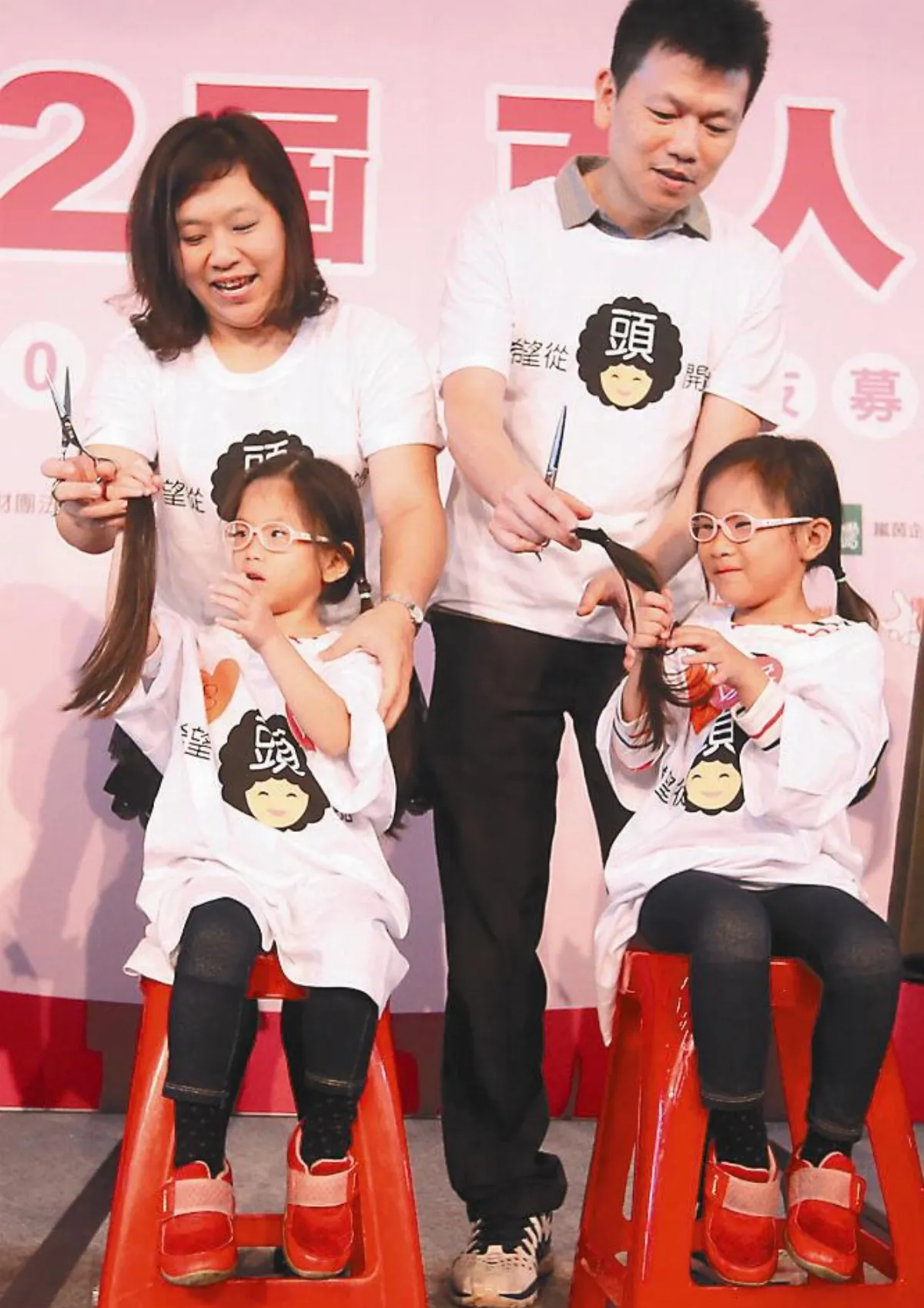 出生巴掌大 雙胞胎捐長髮助癌友