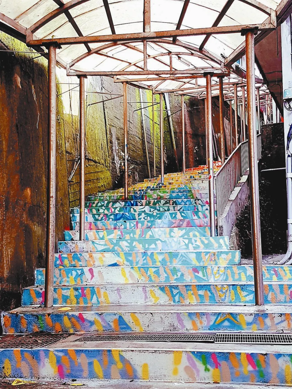 彩繪上學路 變身海底隧道
