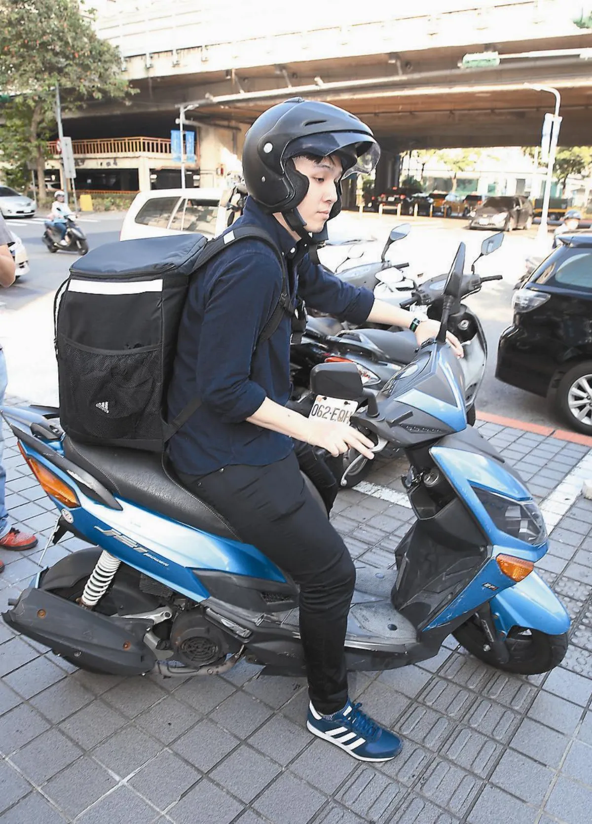 Uber送餐硬上 首日取締6件違規