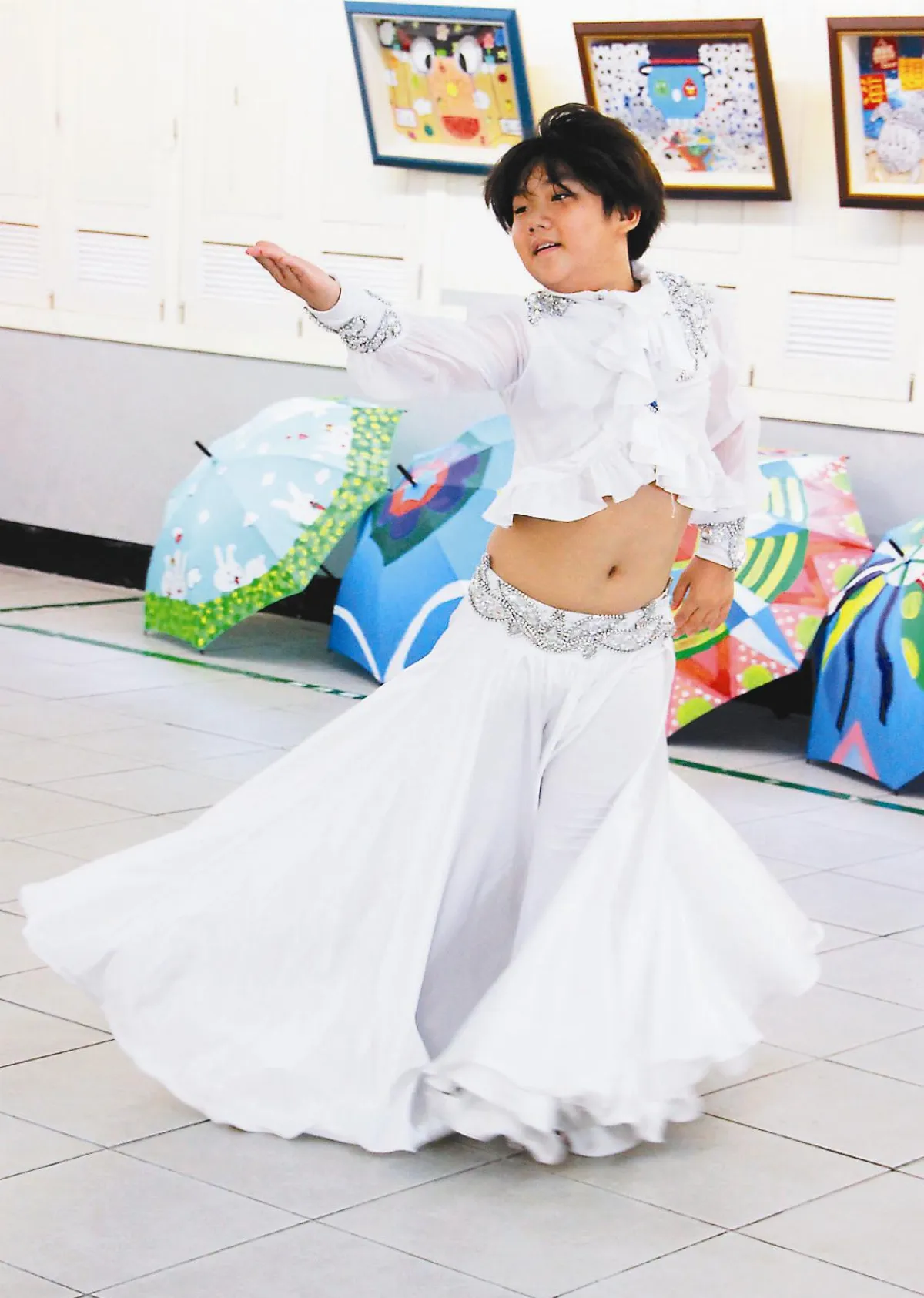 小六男跳肚皮舞摘冠 舞出力與美