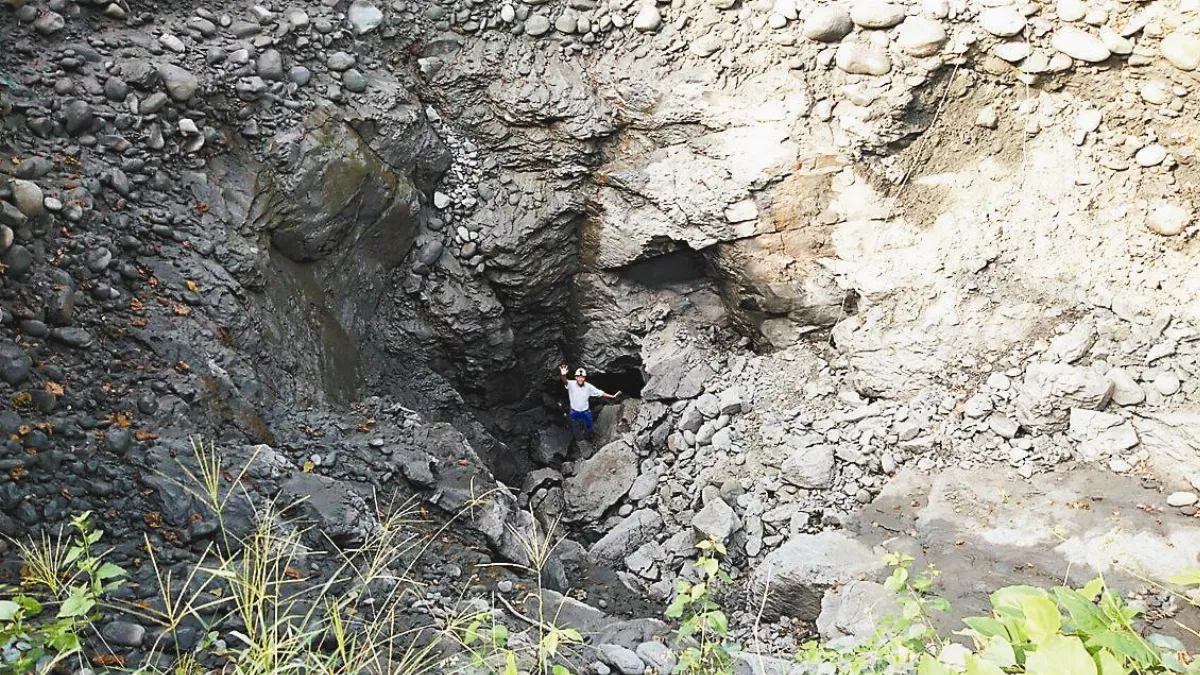 南化泥火山口 空拍如天坑