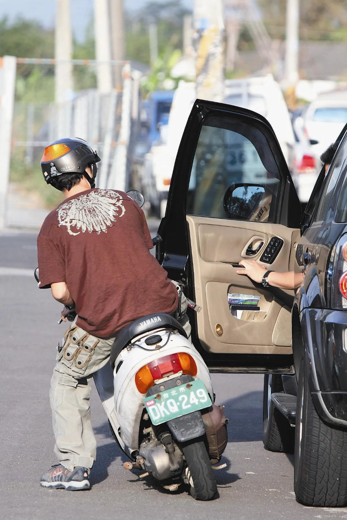 機車撞轎車門 10年3萬人傷亡