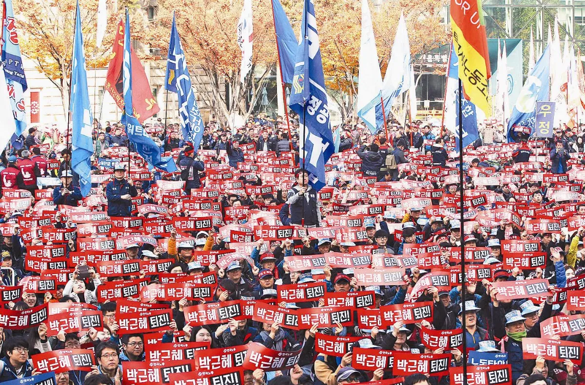 韓續爆反朴示威 執政黨民調15%