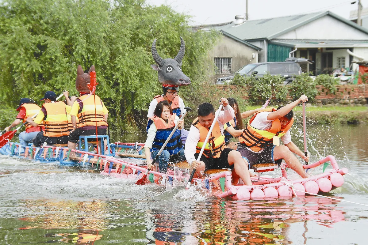 水上拔河賽 牛頭馬面領軍