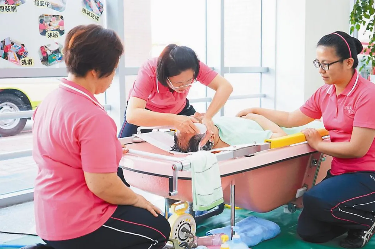 爬樓當運動 70歲嬤樂當照服員