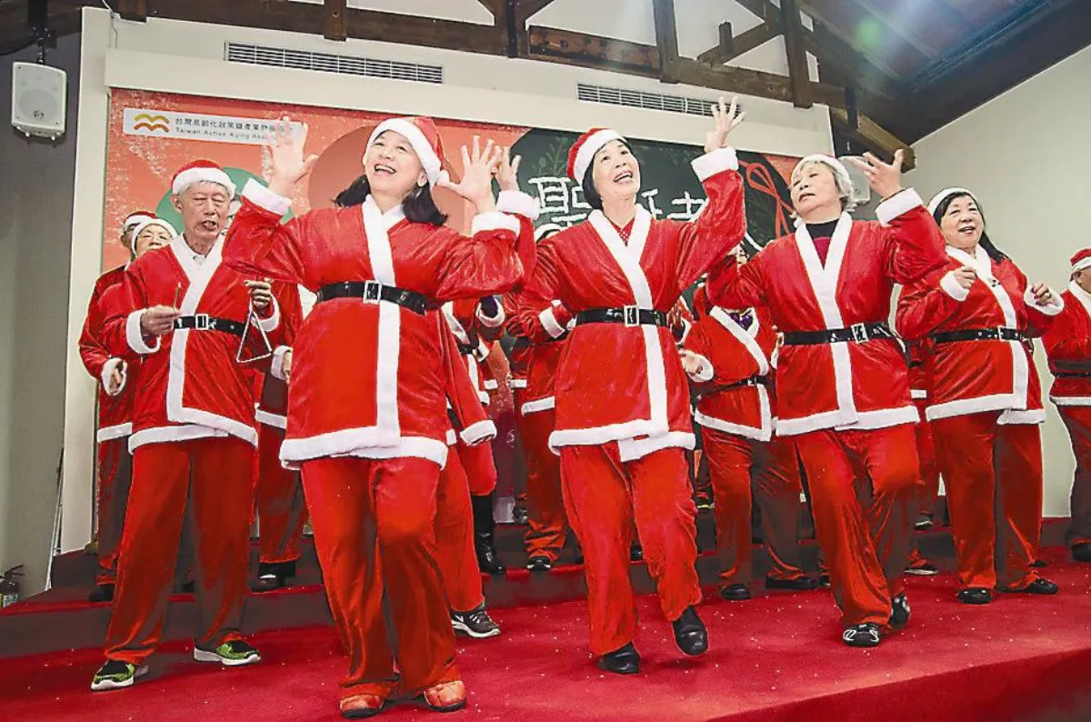 帶來歡樂 銀髮變身耶誕老人