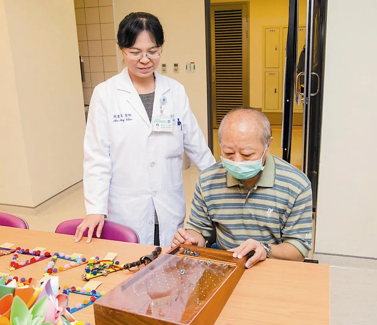 重溫打彈珠 失智長輩找回歡笑