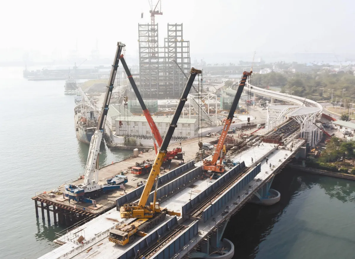 今古融合 鐵橋與輕軌並列