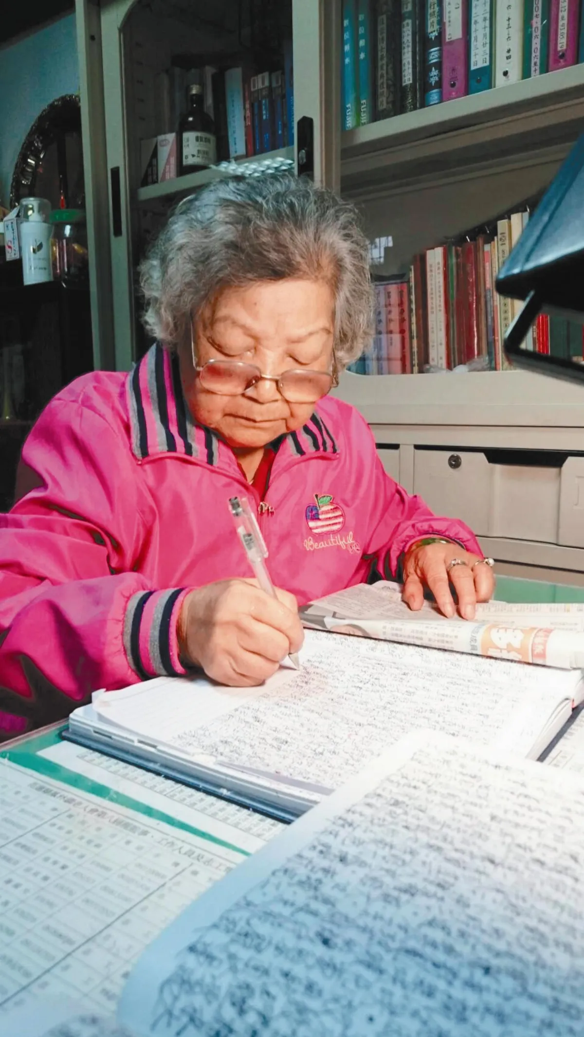 老婆婆不識字 抄寫福報百萬字