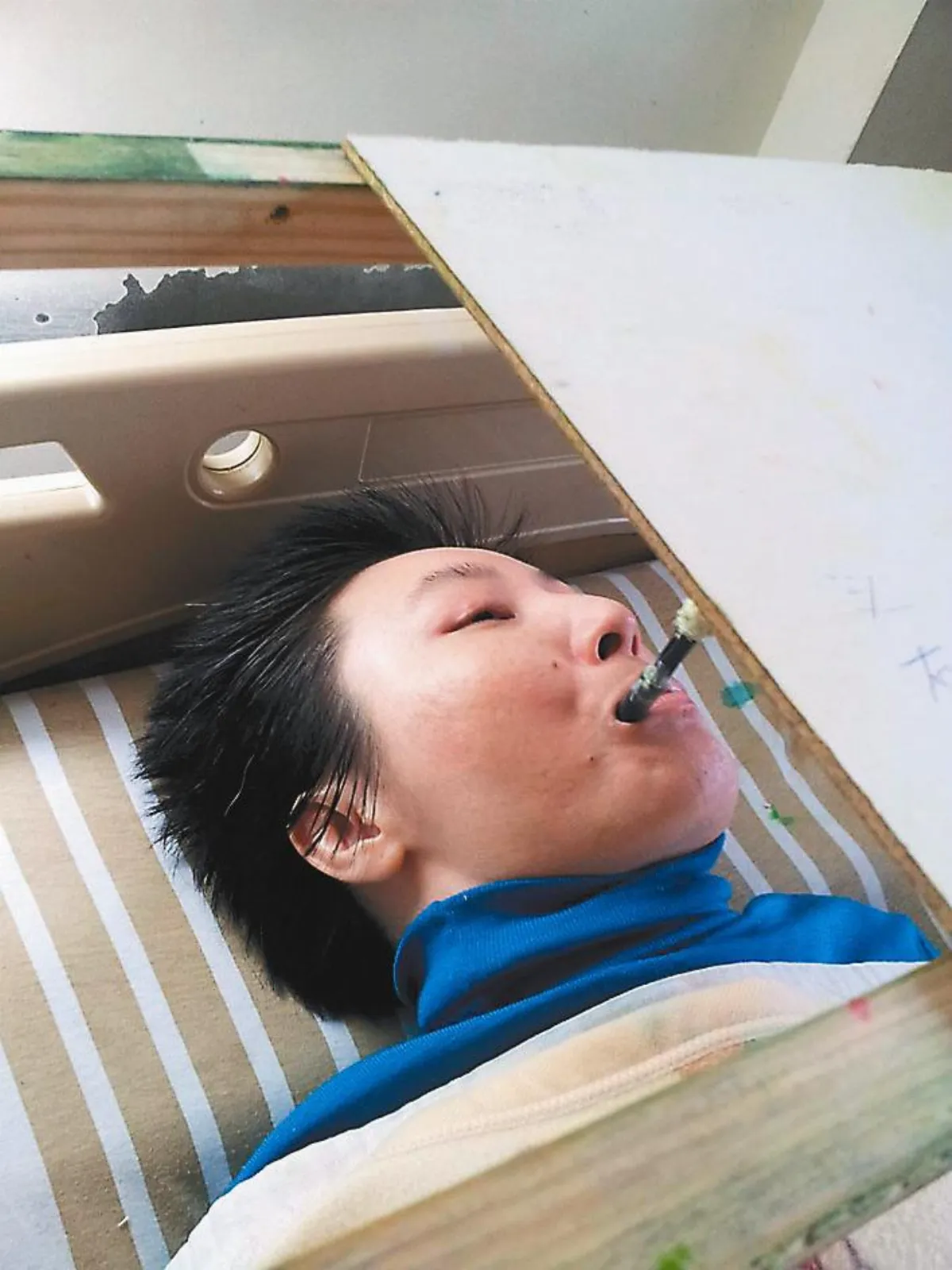 車禍癱瘓 畫布中奔放