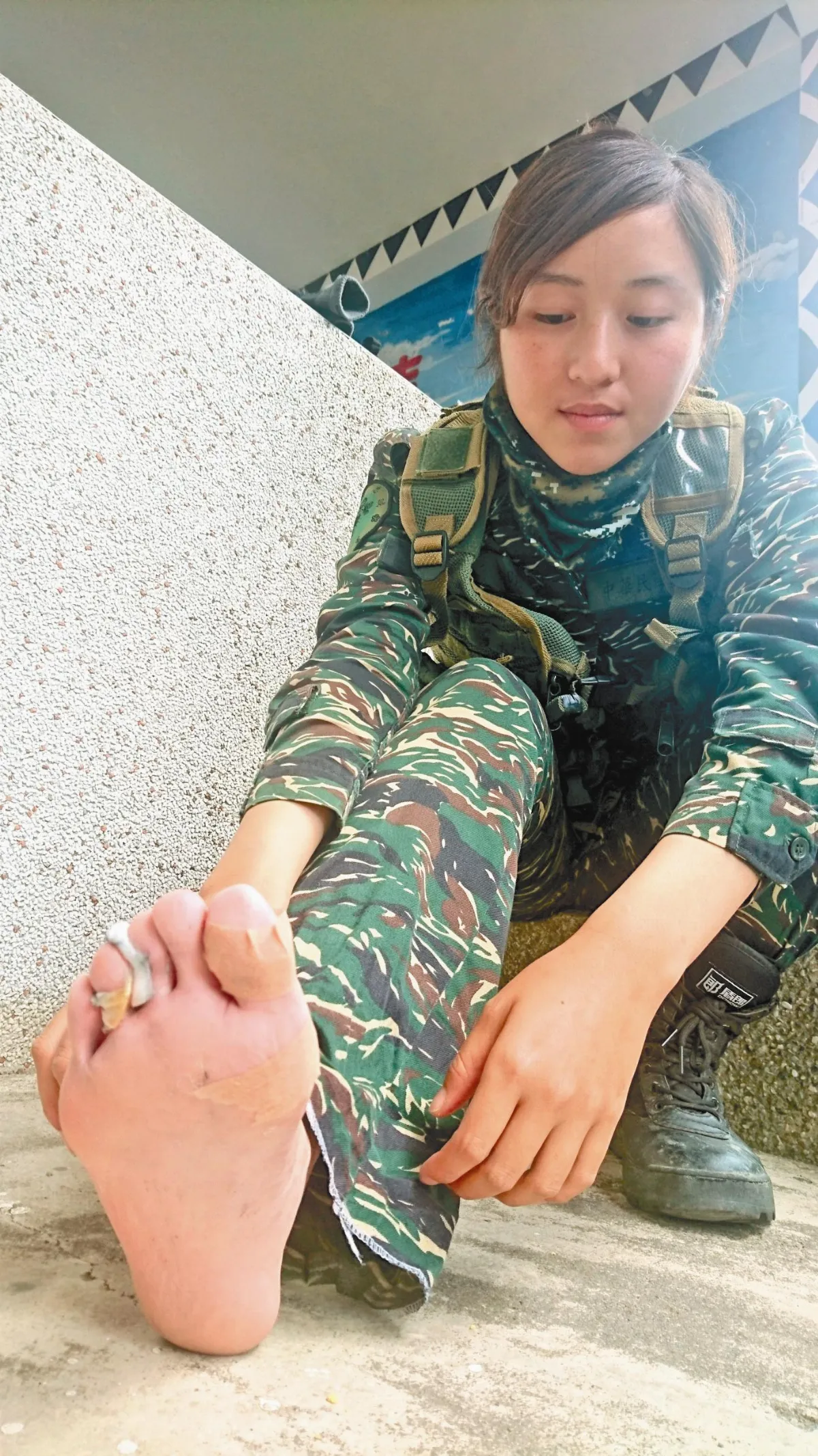 不走演藝圈 女兵背20公斤 行軍250公里