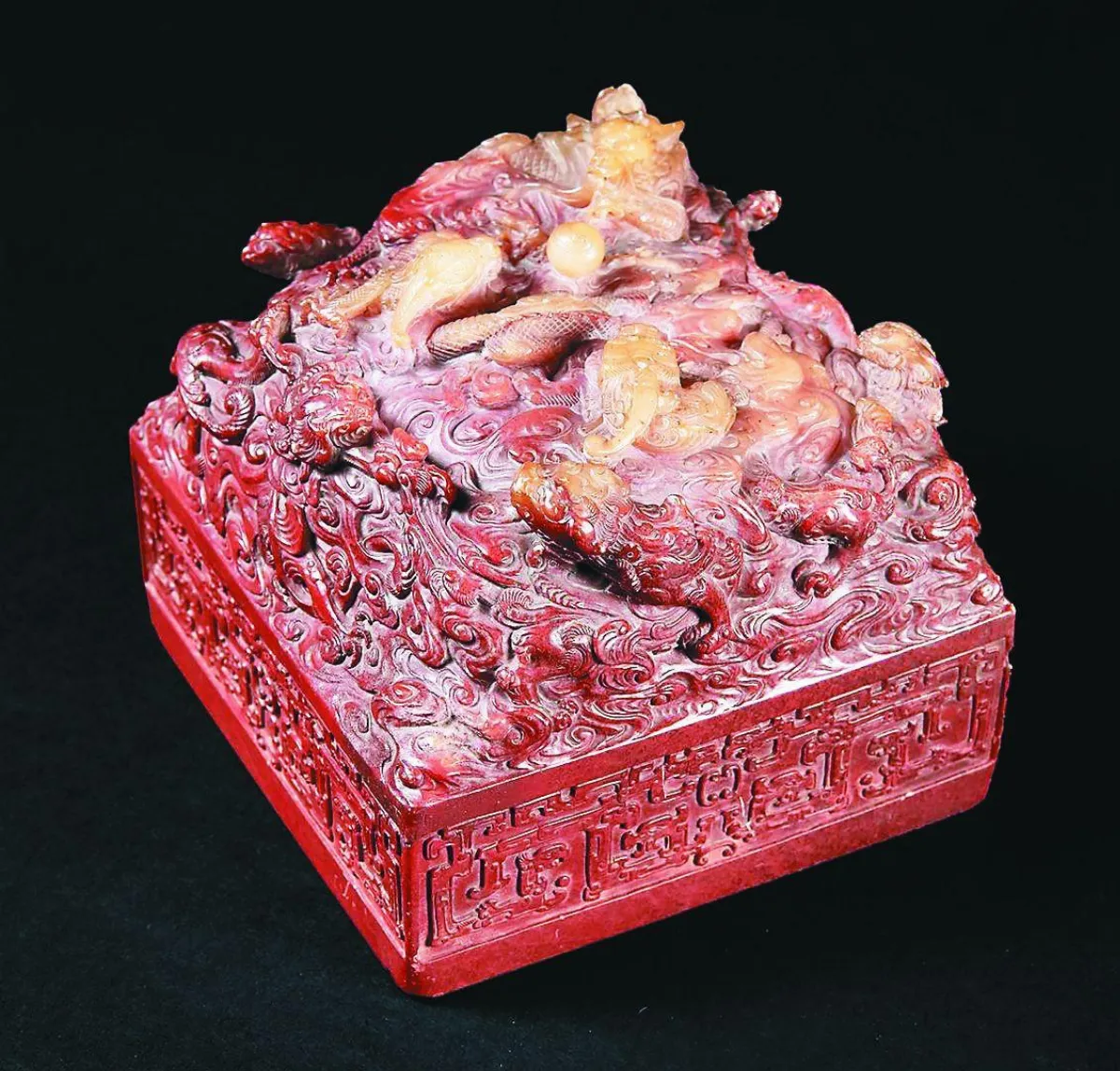 血紅乾隆玉璽 拍出近8億天價