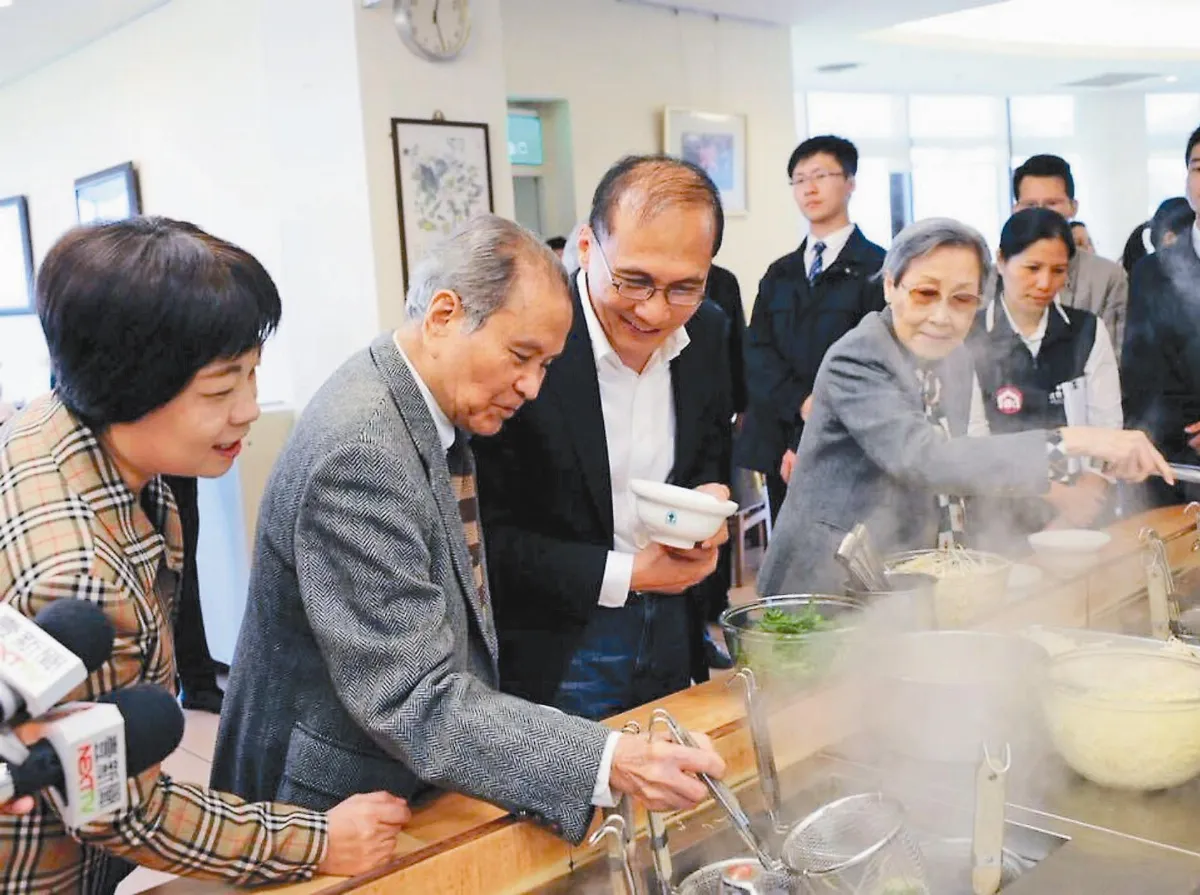 照服員天坑 林揆：用科技補足