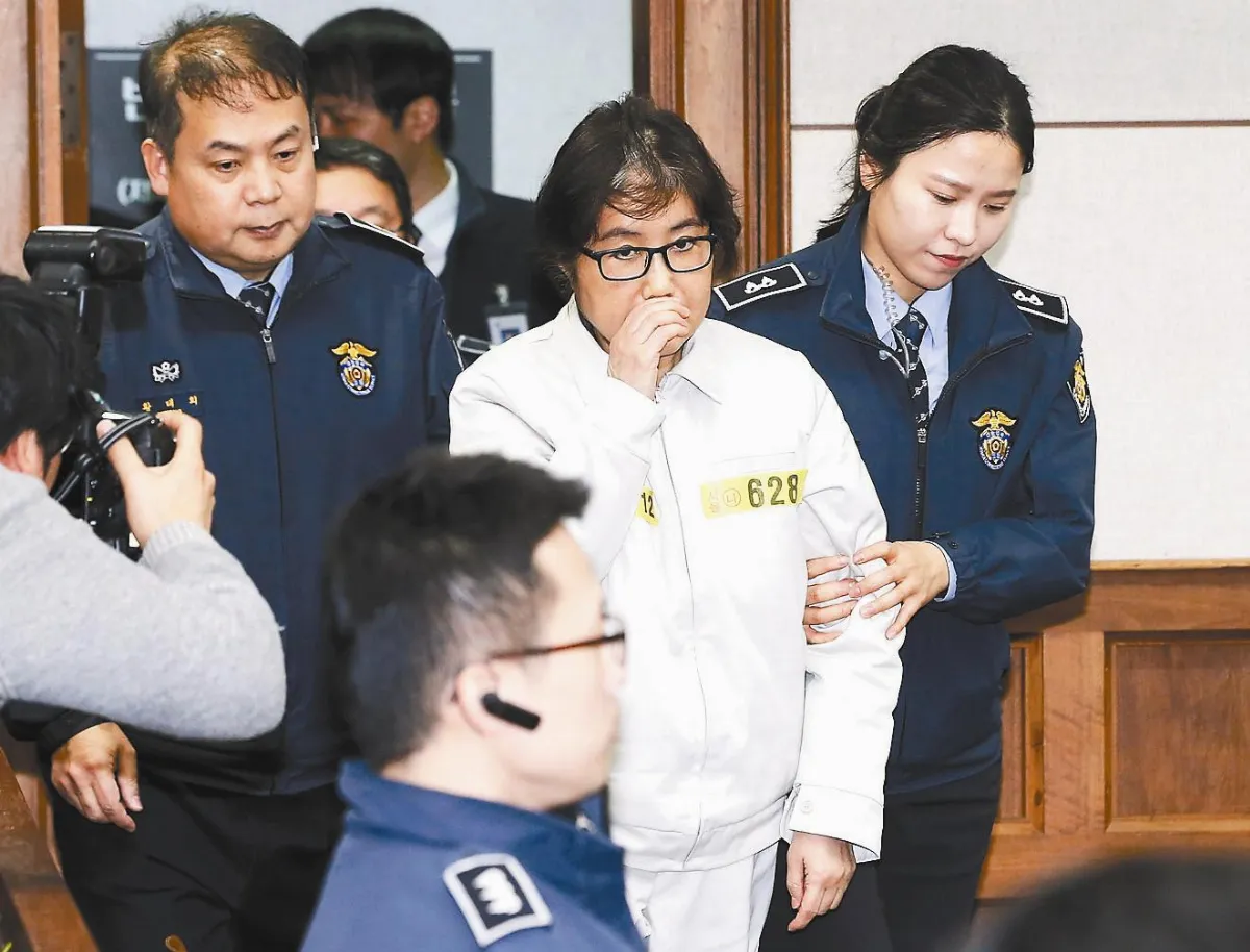 韓閨密門案初審 崔順實穿囚衣出庭