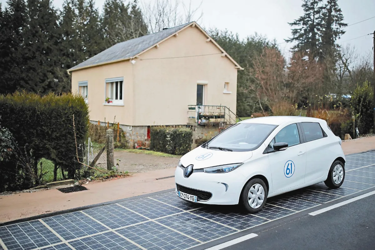 全球第一條 法國啟用 太陽能公路 開車發電 一次滿足