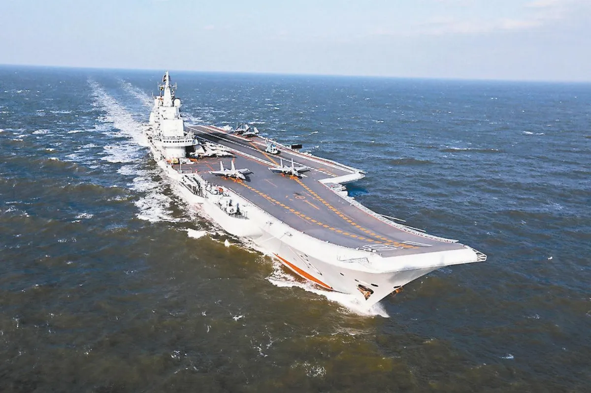 繞過鵝鑾鼻 遼寧艦駛過東沙