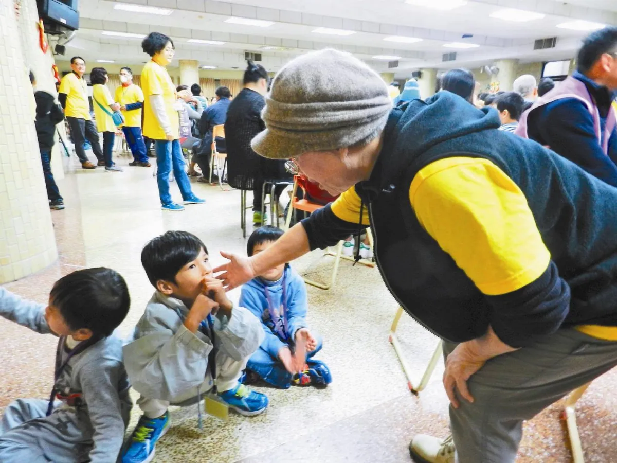 深入貧困家庭  她陪孩子正向長大