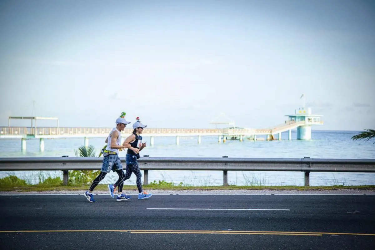 旅遊大小事  關島馬拉松 海天一色中起跑