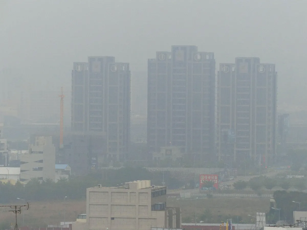 中台灣灰濛濛 等待下波冷空氣解困