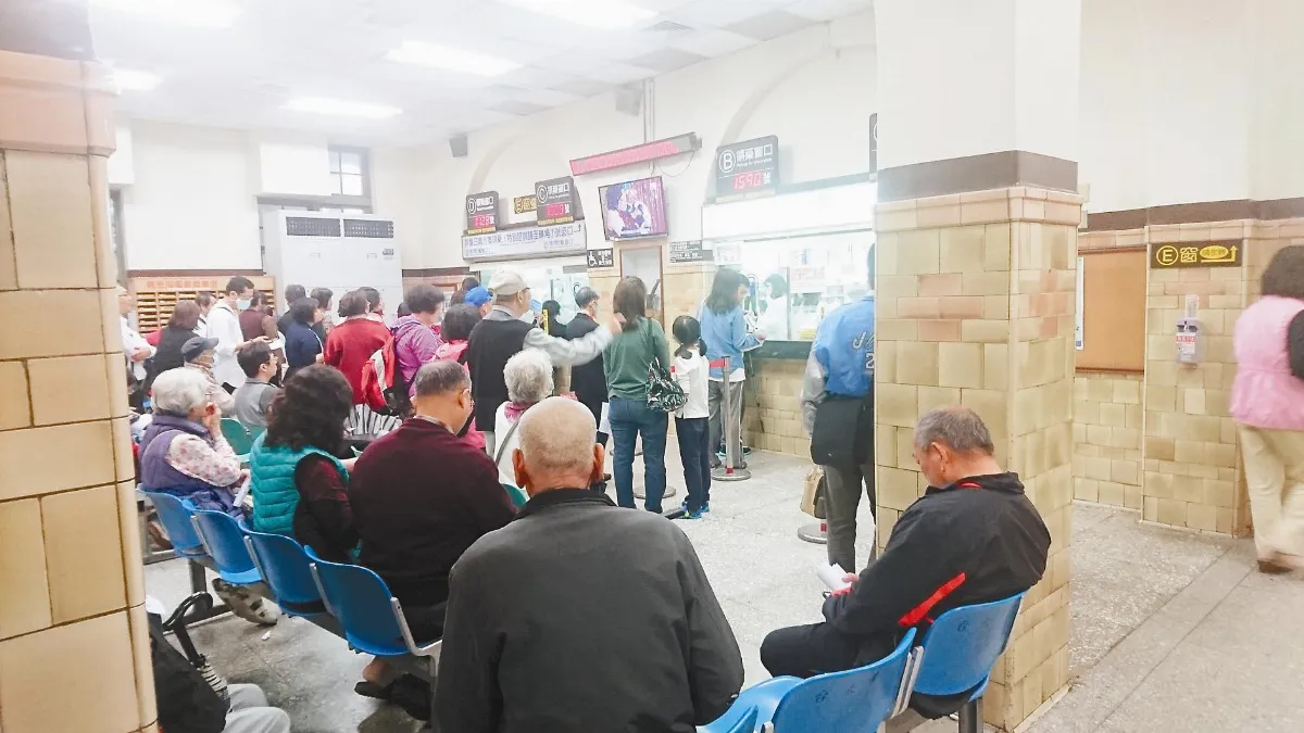 砍周六門診 台大醫院開第一槍