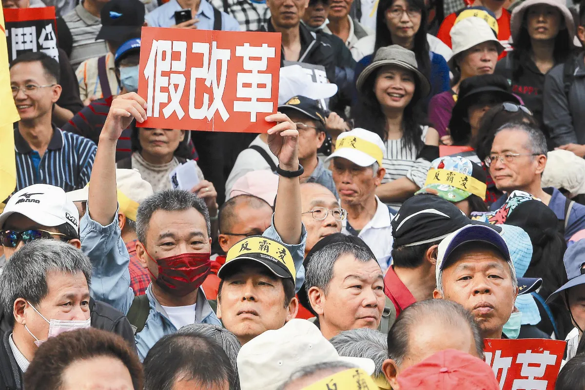 中區年改座談 場外衝突抗議聲不斷