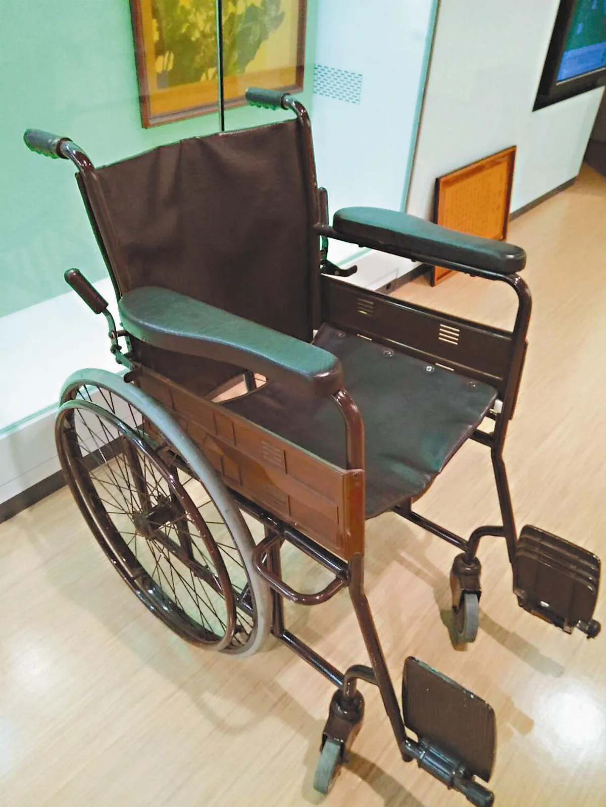 蔣經國坐的輪椅 北榮展出