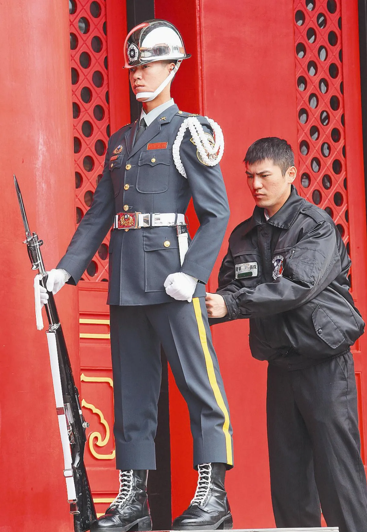 不再五指併攏 國軍立正改半握拳