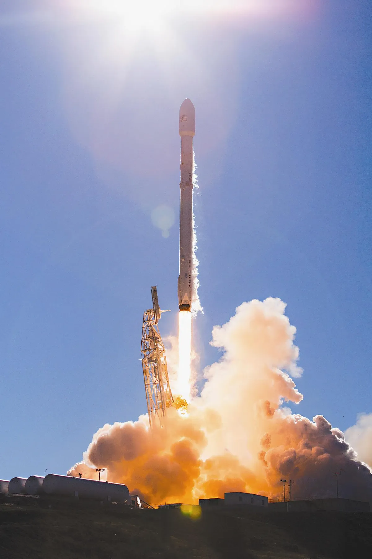 SpaceX 成功發射無人火箭
