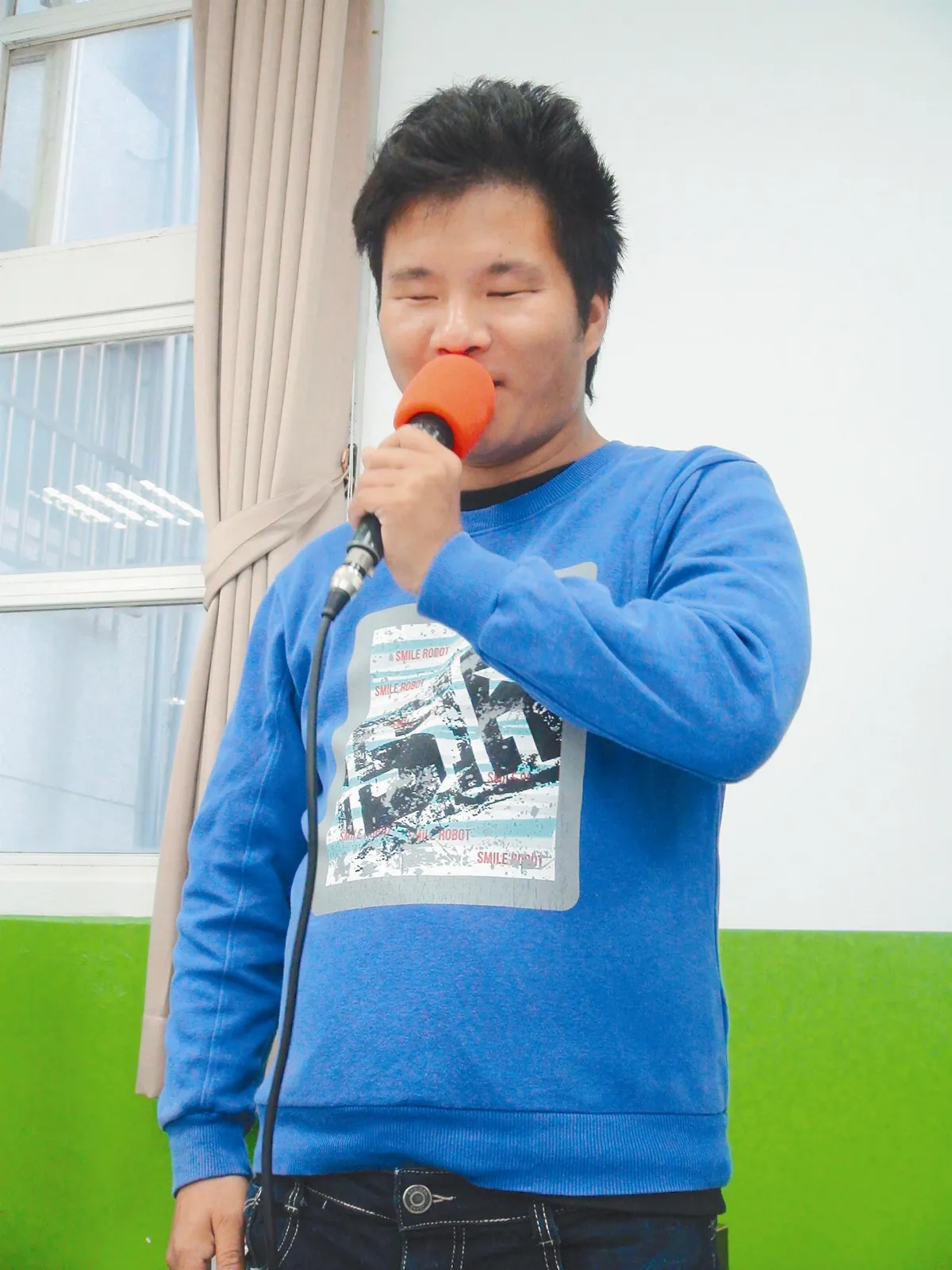 多障街頭藝人 積蓄助清寒學子