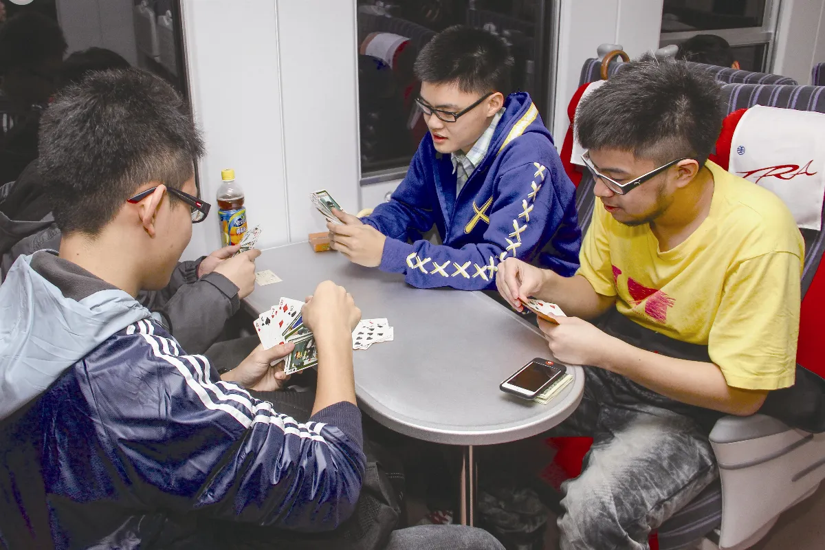 護眼專欄 過年熬夜打牌、黏3C，小心乾眼症上門