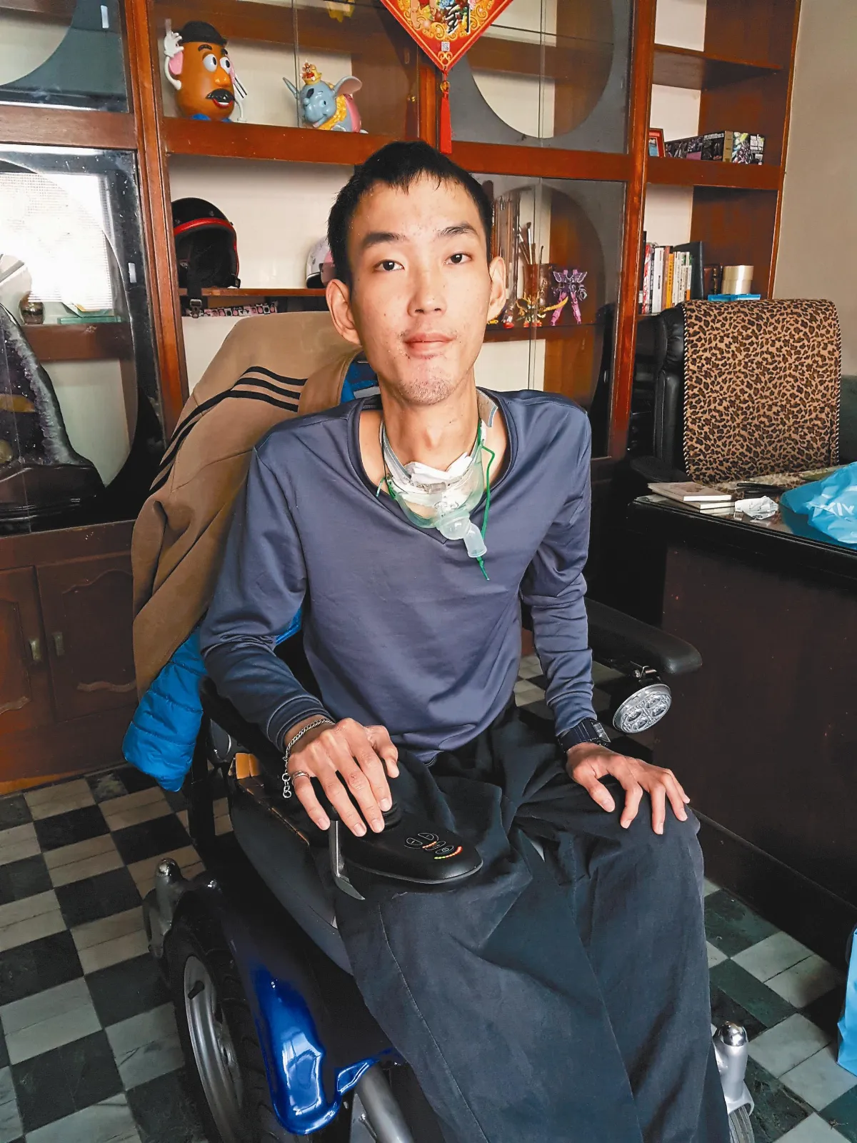 為亡母而活 罕病青年自己抽痰