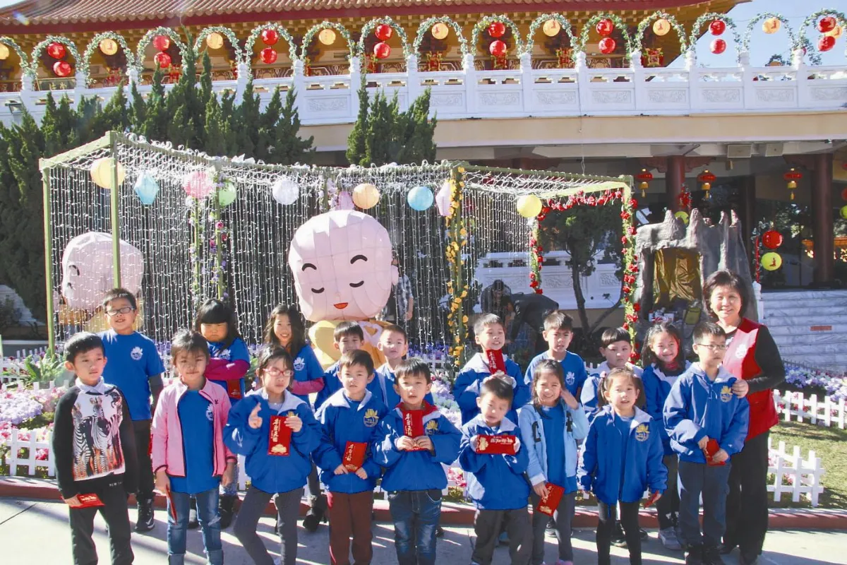 西來學校師生 歡喜拜早年