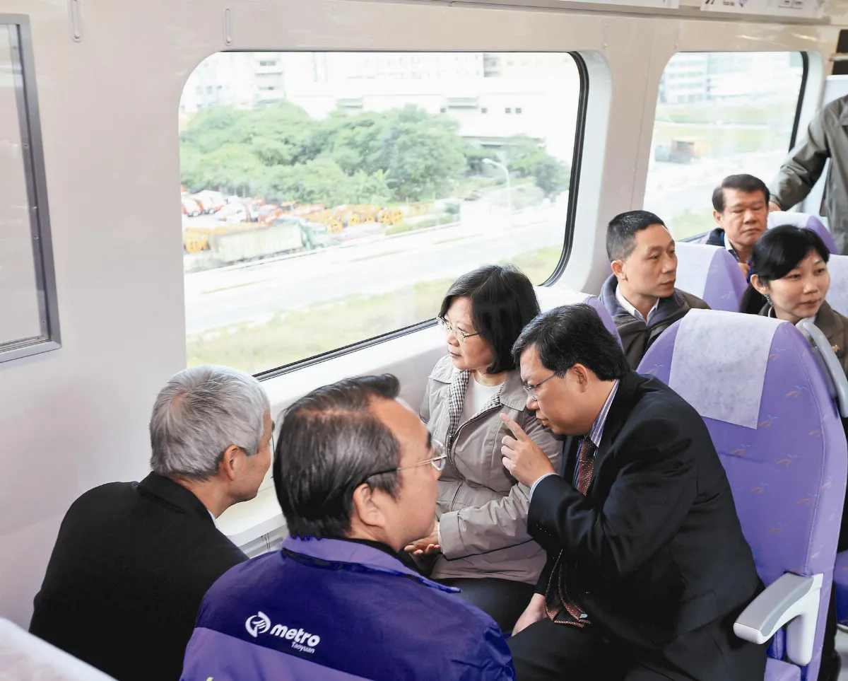 試乘桃園機捷 總統比讚